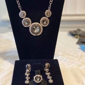 Elegantly attired necklace set